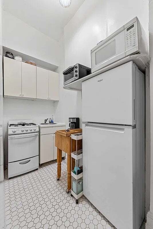 Building Photo - 51 W 88th St