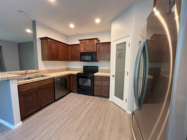 Building Photo - Charming 3-Bedroom Home with Open Layout, ...