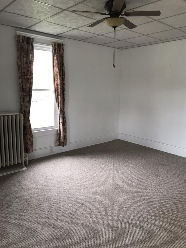 Building Photo - 3 bedrooms 2 baths