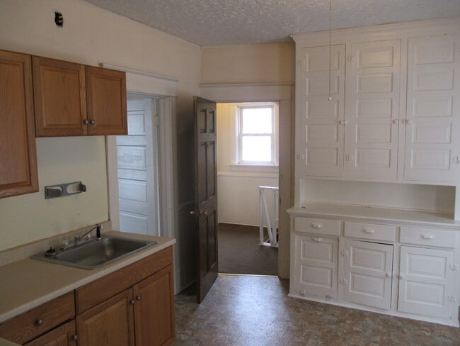 Building Photo - 1318 E 9th St