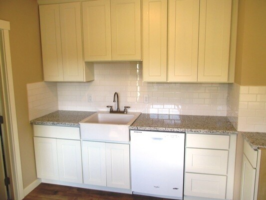 Foto del edificio - All Updated inside! Hardwood look floor, t...