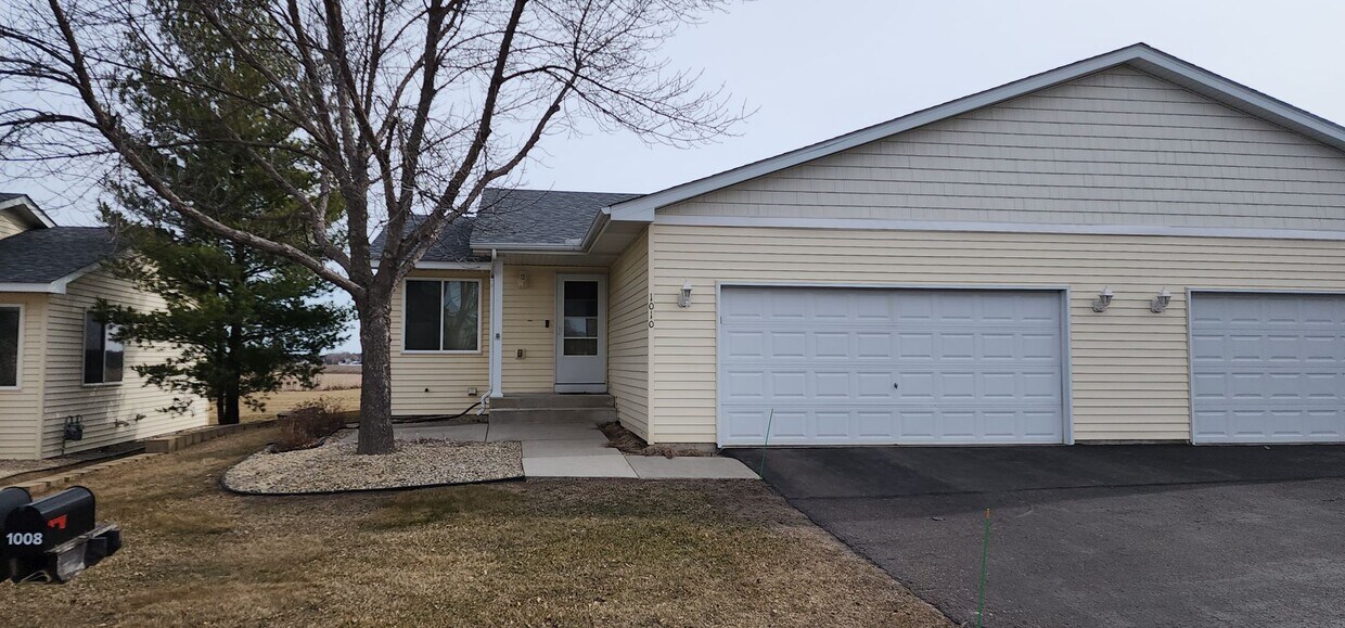 Foto principal - Beautiful 2 bedroom 1 bath End Unit Townhouse