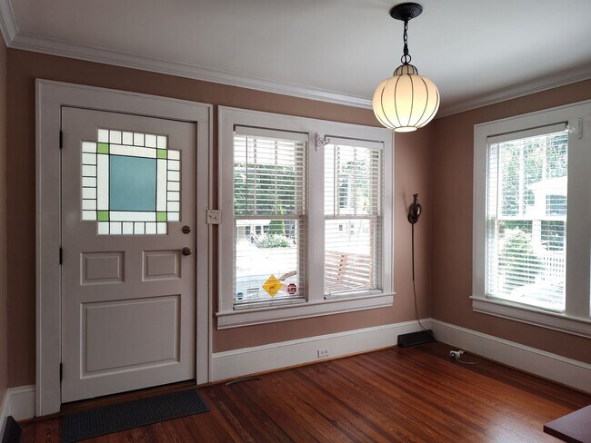 Foto del edificio - Charming 2-Bedroom, 2-Bath Brick Ranch Home in Midwood!