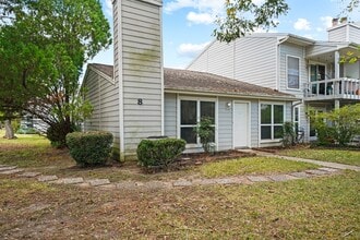 Building Photo - 8 Hideaway Dr