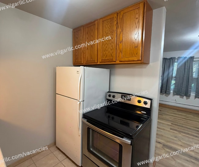 Building Photo - 8841 Schneider Ave