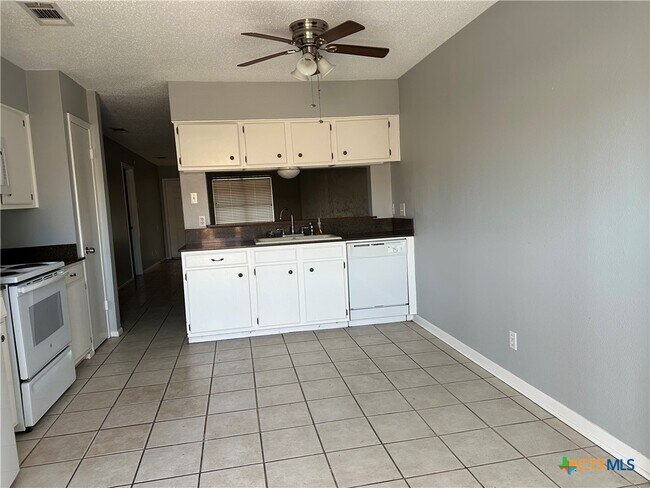 Building Photo - 1051 Country Club Dr