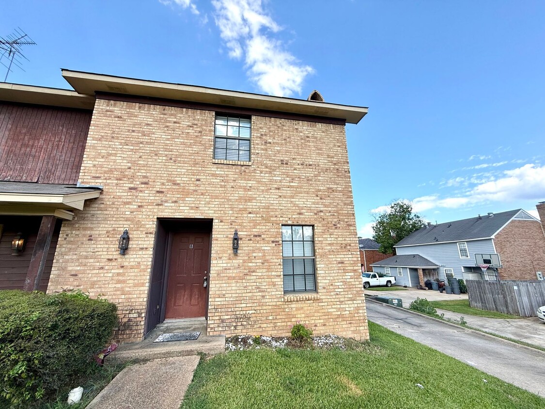 Primary Photo - 2 Bed/1.5 Bath Townhome Available for Rent...