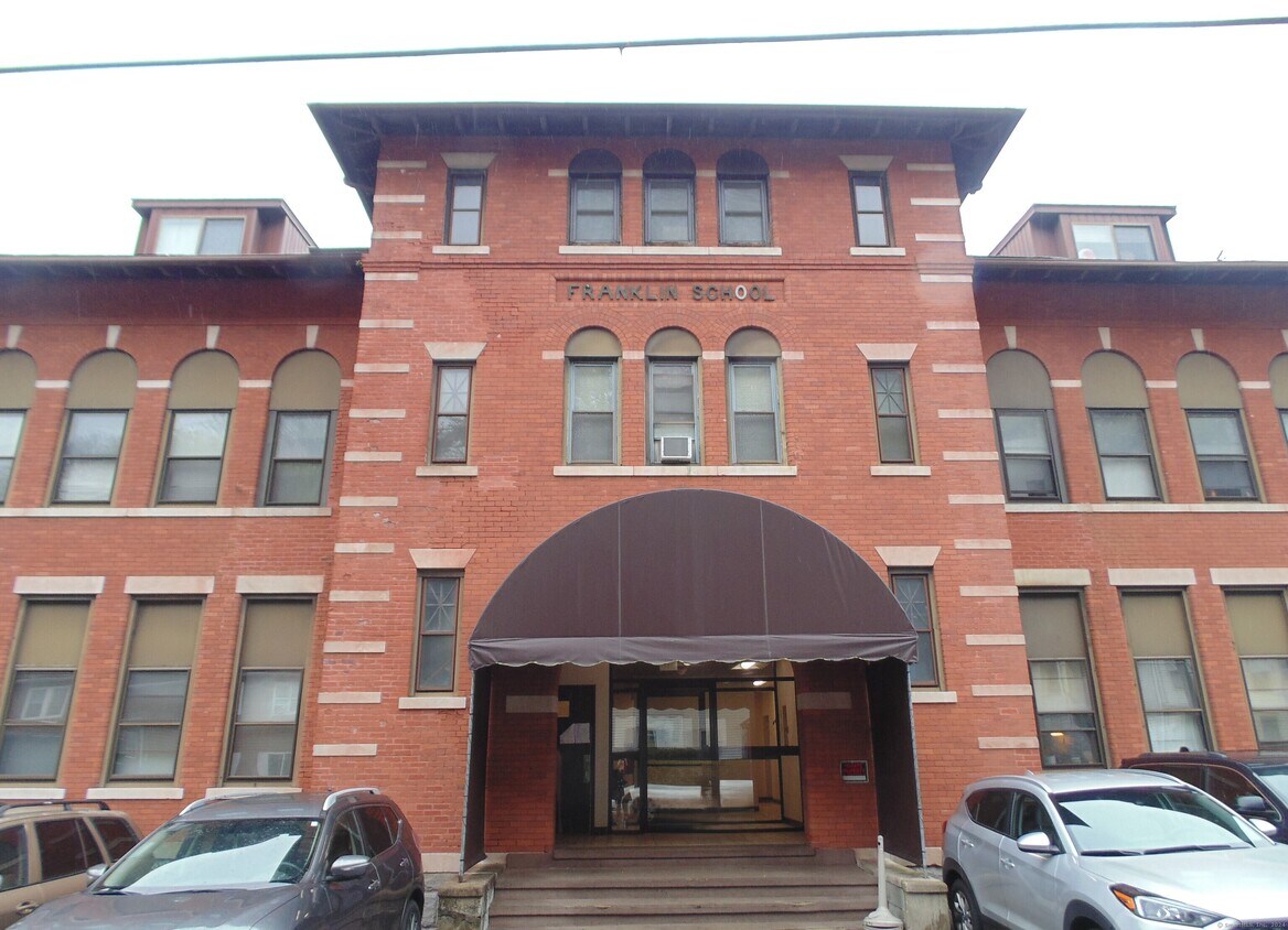 Primary Photo - 50 Bank St