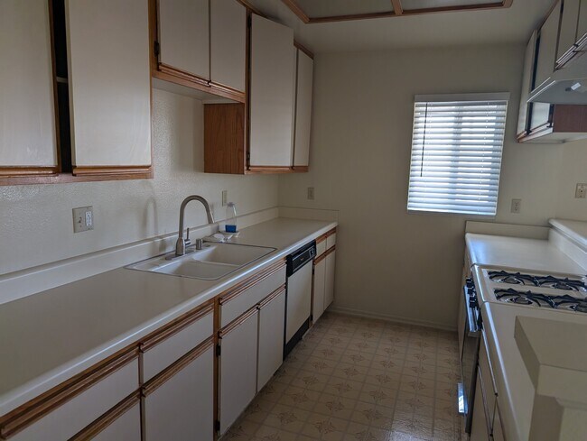 Foto del edificio - 1328 W Gardena Blvd