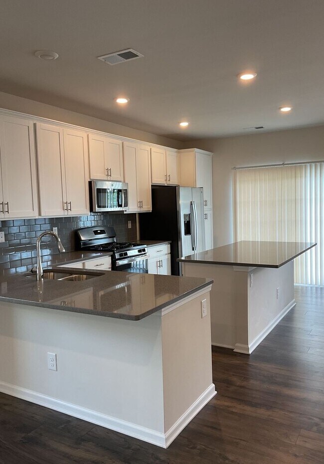 Foto del edificio - COMING SOON!! Spacious and Modern 3-Bedroo...