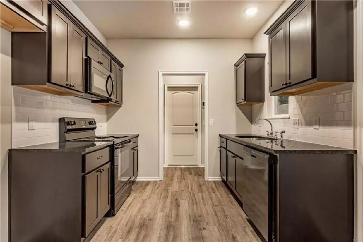 Building Photo - Modern finishes, low traffic cul-de-sac, w...