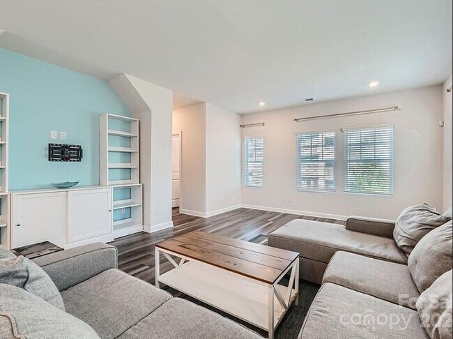 Foto del edificio - Spacious 4-Bed, 4-Bath Home with Modern Co...