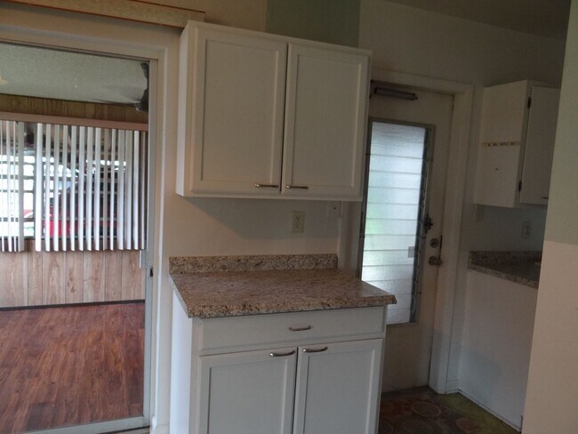 Foto del edificio - Port Charlotte Annual Rental. 2 bed, 2 bath, 1 carport