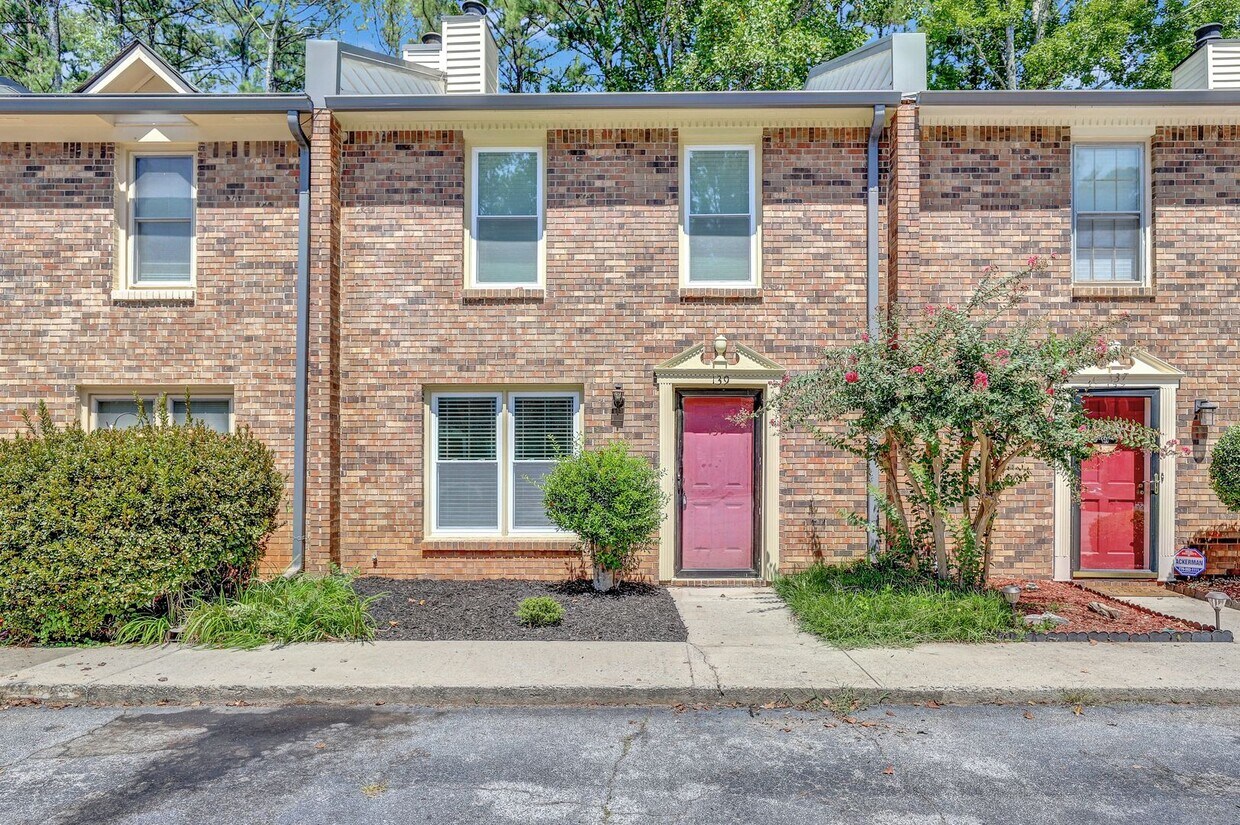 Primary Photo - 139 Forrest Ave