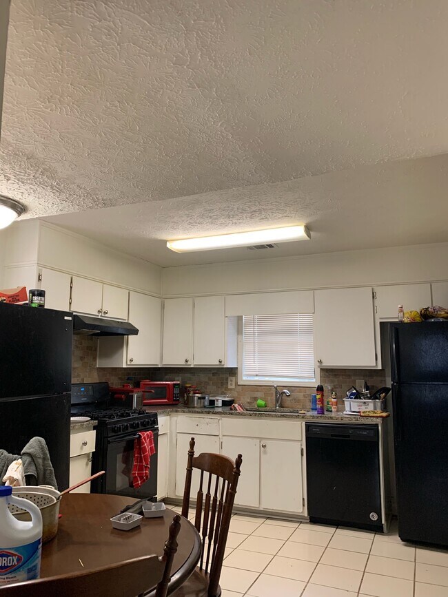 Foto del edificio - 1225 Creek Forest Ct NW