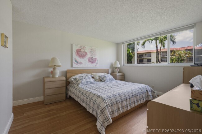 Building Photo - 371 S Hollybrook Dr