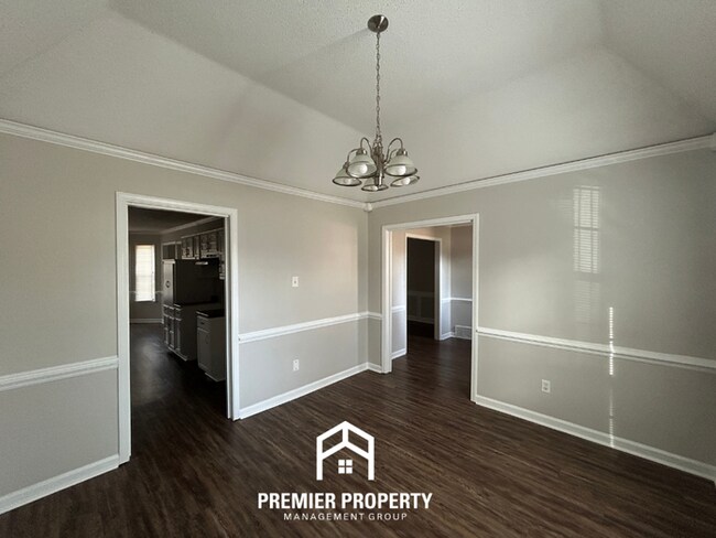 Foto del edificio - Spacious 3BR Memphis Home with Vaulted Ceilings, Fireplace, Deck & 2-Car Garage