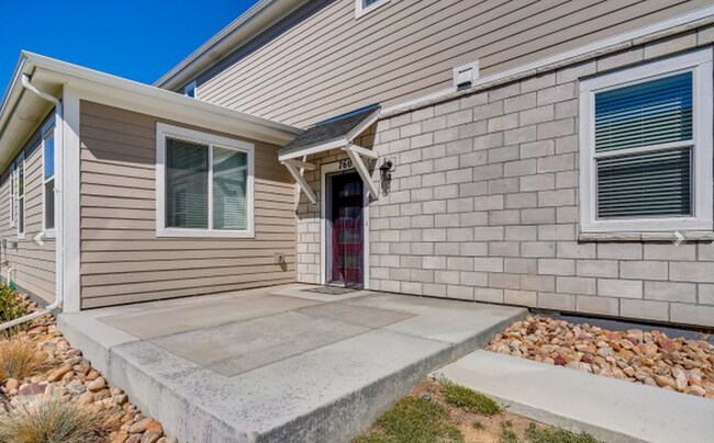 Foto del edificio - LOVELY 4-BEDROOM TOWNHOUSE IN WALKABLE SW LONGMONT NEIGHBORHOOD