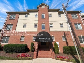 Building Photo - 116 31st Ave N