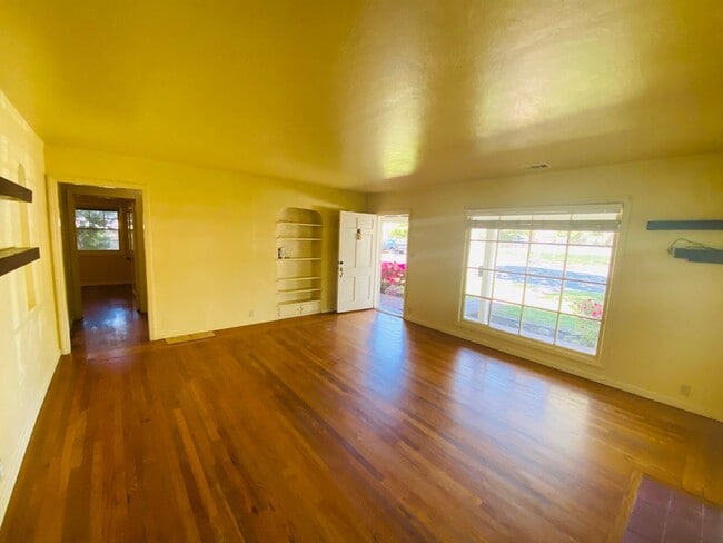 Building Photo - Lovely Modesto Home!