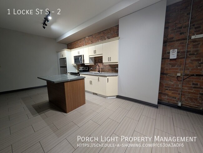 Photo du bâtiment - 4 Bedrooms, 2 Stories, Private Laundry, Off Street Parking, AMAZING location