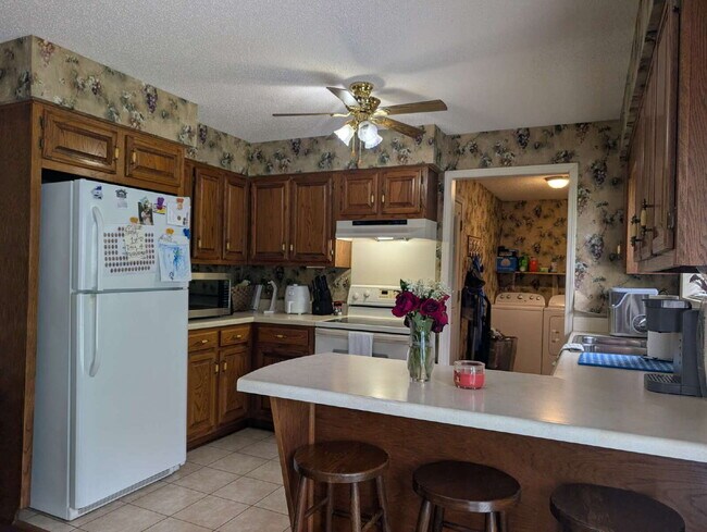 Foto del edificio - "Charming 3-Bedroom Retreat with 2 Full Baths in Tranquil Martin, TN"
