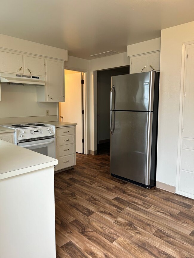 Foto del edificio - (894) 5th Ave Tri-Plex - 2 Bedroom / 1.5 B...