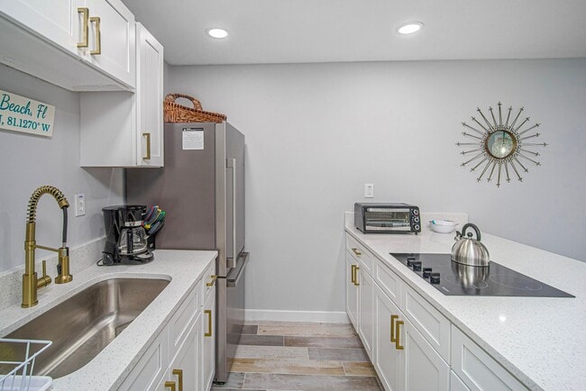 Foto del edificio - AVAILABLE MARCH 15TH 2026 -Downtown Flagler Beach Furnished 3 bedroom 1 bath!