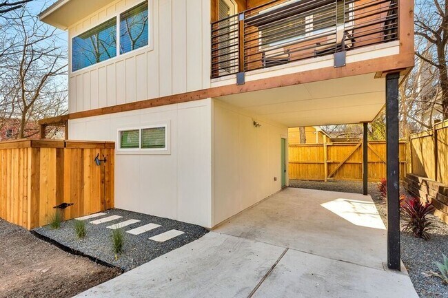 Building Photo - Modern living at East Downtown