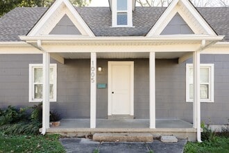 Building Photo - 1005 Main St