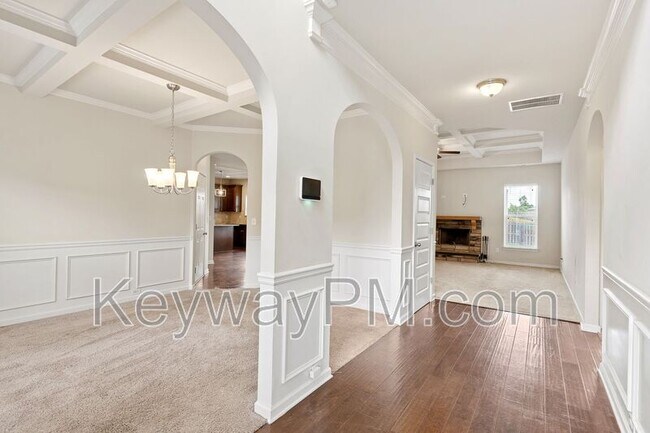 Building Photo - 5007 Vine Ln