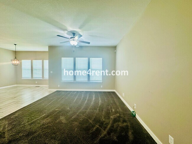 Foto del edificio - Ranch Style Home w/ Updated Kitchen, including SS Appliances and Granite Counters Plus a Large Un...