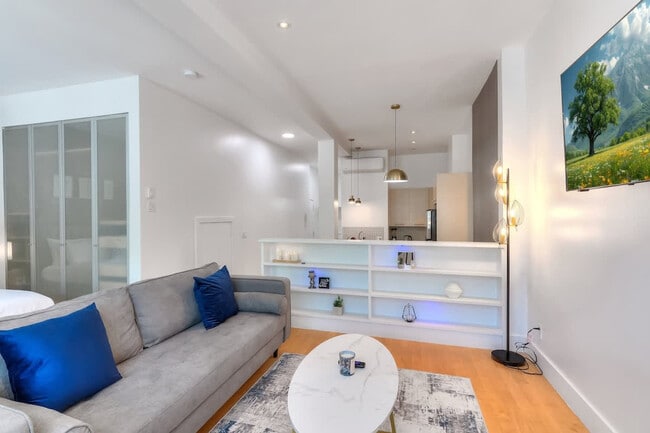 Building Photo - 3964 R. Saint-Denis