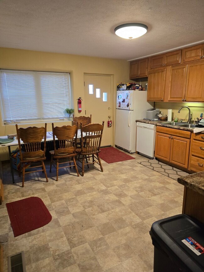 Foto del edificio - 1200 N Madison St