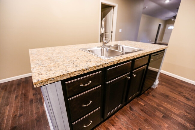 Foto del edificio - *--Walking Distance to MSU 4 bed 2.5 bath home and office with huge yard in the Phelps Grove Neig...