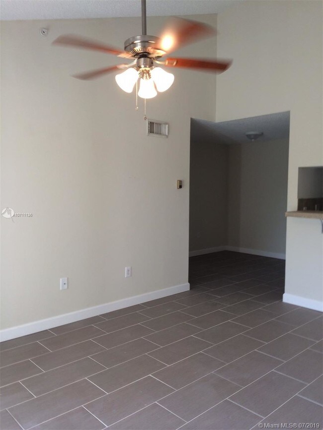 Foto del edificio - 1743 Village Blvd