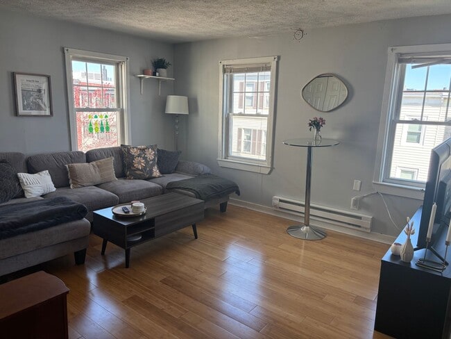 South Boston 2 Bed – Renovated – Pet Friendly – Hardwood Floors – 9/1 - South Boston 2 Bed – Renovated – Pet Friendly – Hardwood Floors – 9/1 Apartment