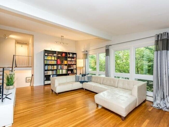 Foto del edificio - 38 Winchester Dr