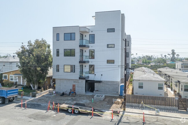 Primary Photo - 4505 Illinois St