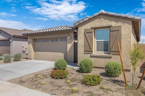 Foto principal - Pleasant 5-Bedroom Home with Fireplace in ...