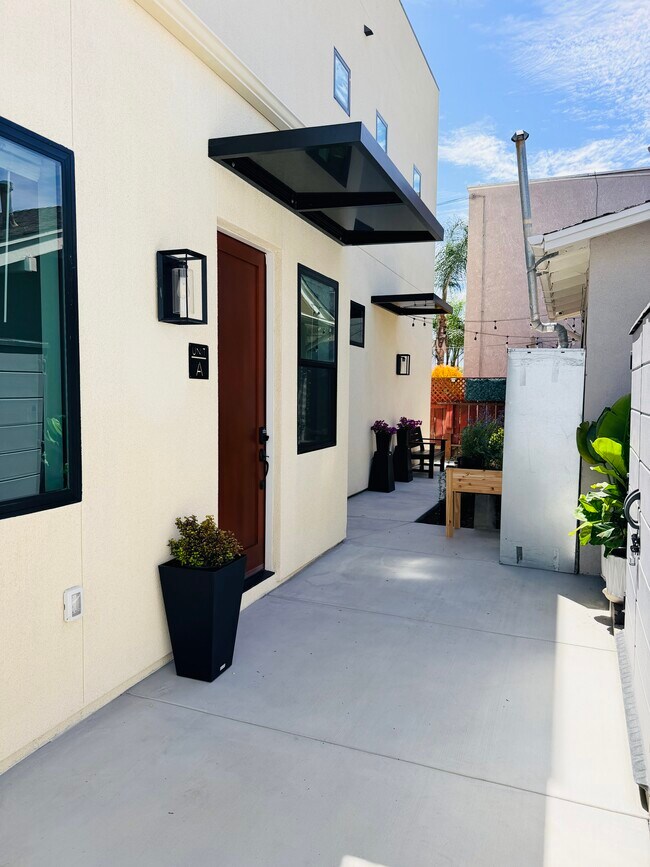 Foto de entrada actualizada - 2430 E 7th St