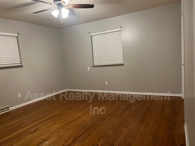 Building Photo - 412 W Meadecrest Dr