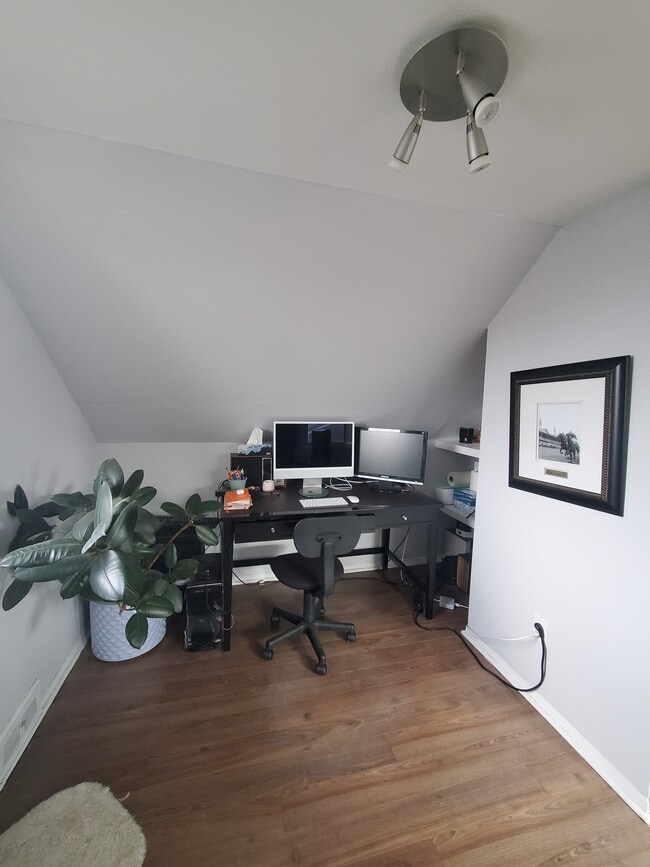 Building Photo - Bright open concept 3rd floor apartment in...