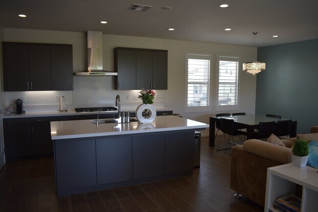 Foto del edificio - 3 Story 4 Bedroom 3.5 Bath Home in Del Sur...