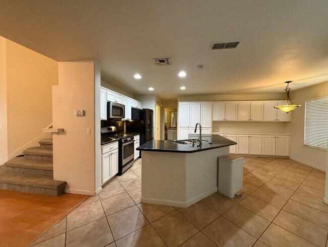 Building Photo - Big Beautiful Home