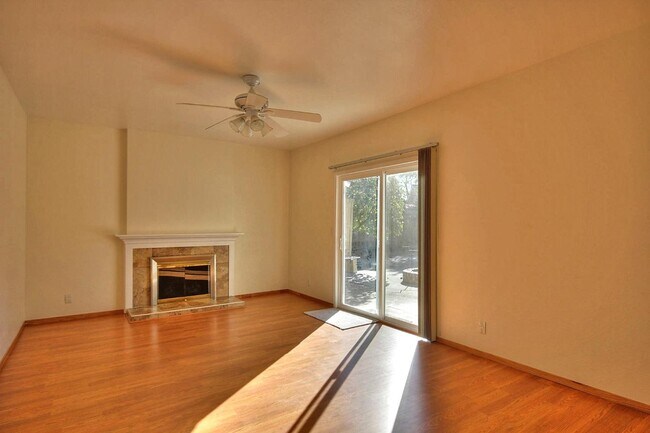 Building Photo - 1012 Thistle Ct