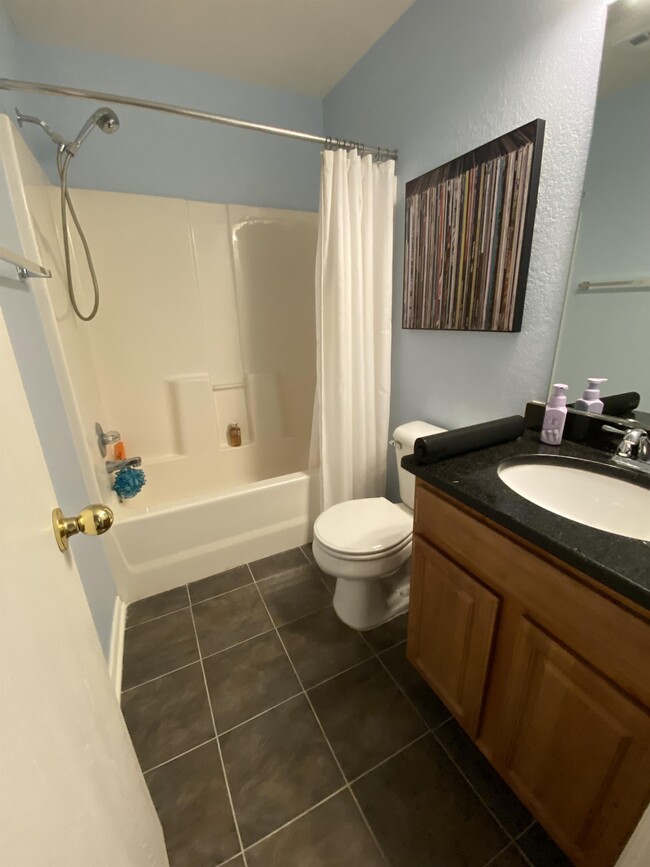 Foto del edificio - 421 Dayflower Ln