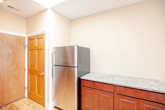 Foto del edificio - 5556 W Belmont Ave