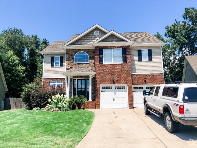 Building Photo - 2440 Waterhaven Dr