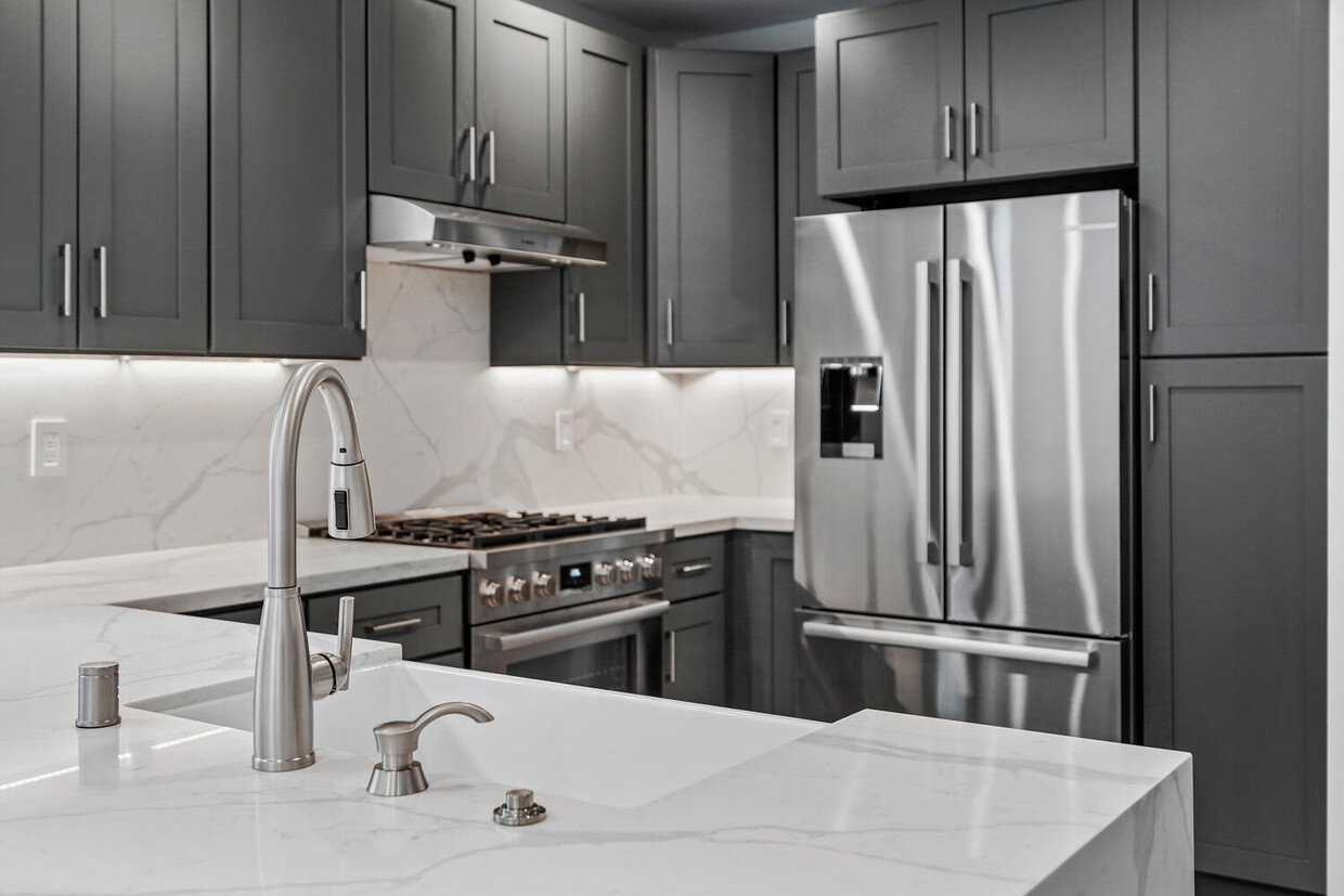Foto principal - 4815 Elmwood Ave